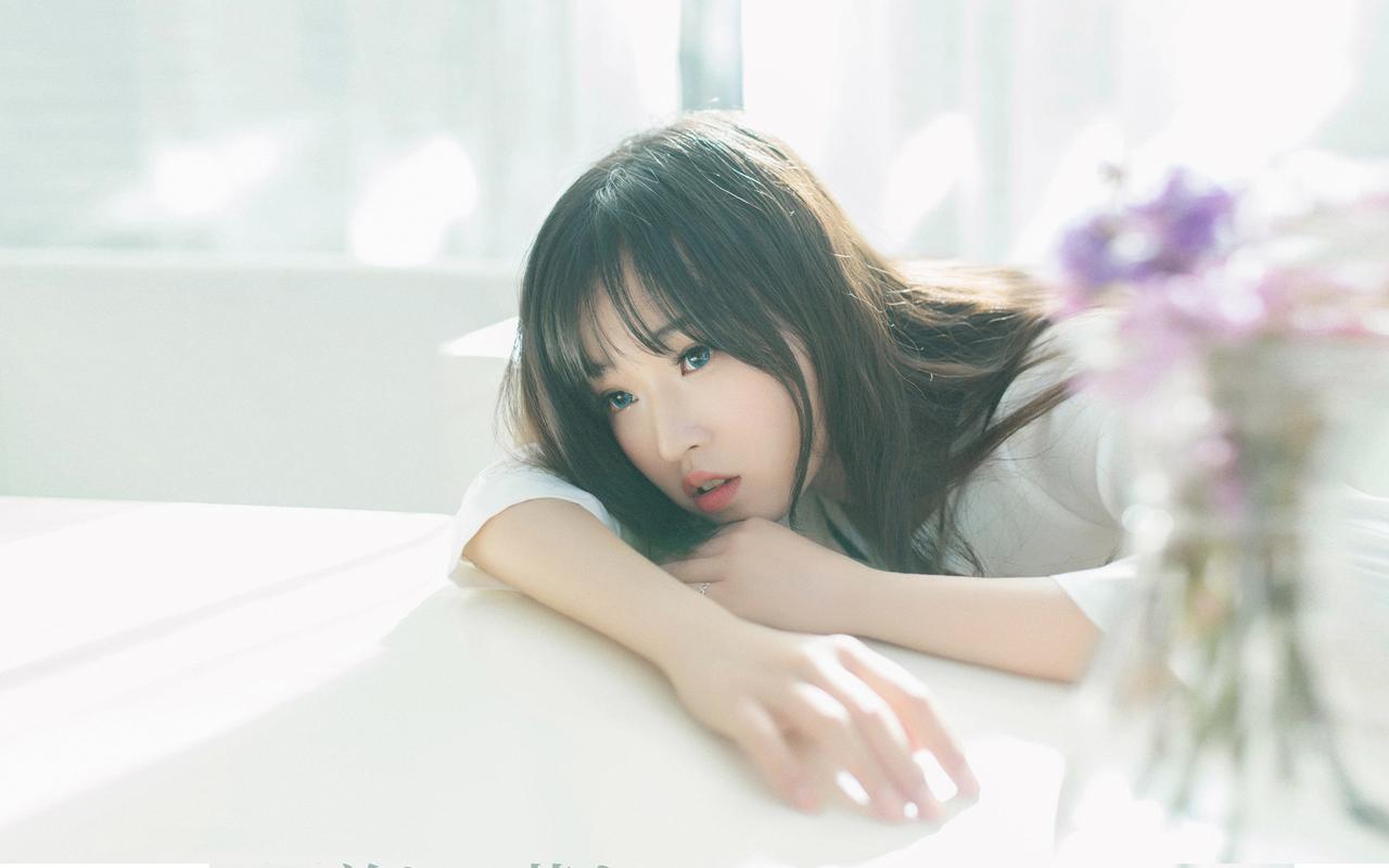 武汉渡江节：两千余名中外“泳士”搏浪长江